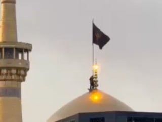 İran'da siyah bayrak göndere çekildi