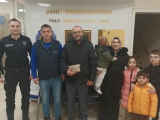 Düzce'de bir adam yolda bulduğu para dolu çantayı polise teslim etti