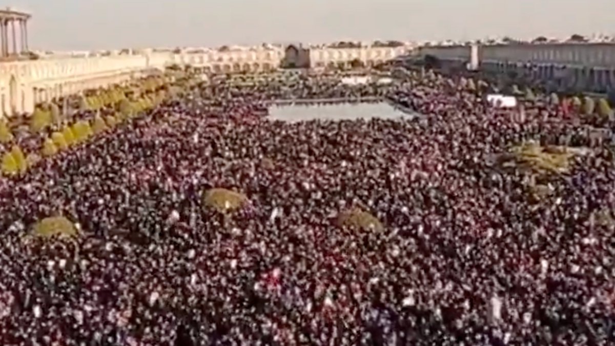 İran'da Hamaney'in ölümü sonrası meydanlara inen kalabalık havadan görüntülendi