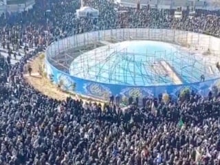 İran'da Hamaney'in ölümü sonrası meydanlara inen kalabalık havadan görüntülendi