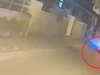 Adana'da aniden yola koşan çocuğa otomobilin çarptığı kaza anı kameraya yansıdı