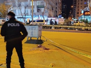 Adana'da otobüs beklerken husumetlisinin silahlı saldırısında ağır yaralandı