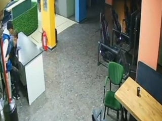 Afyonkarahisar'da 17 yaşındaki çocuğun bıçaklandığı anlar kamerada