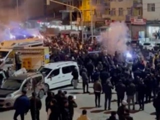 Deplasmandan galibiyetle dönen lider Erzurumspor FK, kentte coşkuyla karşılandı