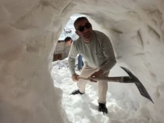 Bahçesaraylılar açtıkları kar tünelleriyle günlük hayatlarını sürdürüyor