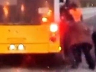 Arnavutköy’de İETT otobüsü çamura takıldı: Vatandaşlar seferber oldu