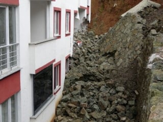 Trabzon’da istinat duvarı çöktü: 9 katlı binada hasar