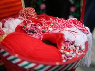 Kırmızı beyaz iplerin bilinmeyen sırrı! İşte Marteniçka'nın asıl anlamı...