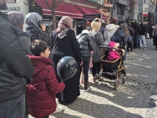Eskişehir’de indirim yoğunluğu: Metrelerce kuyruk oluştu