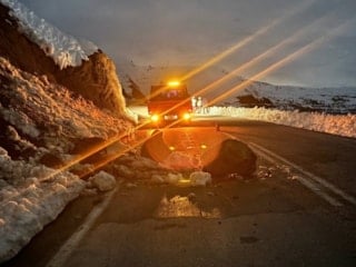 Erzincan’da yamaçtan kopan kayalar yola düştü