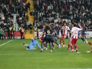 Eski hakemler, Antalyaspor-Fenerbahçe maçının tartışmalı pozisyonlarını yorumladı