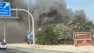 İran'ın yoğun saldırılarının ardından Bahreyn'den dumanlar yükseliyor