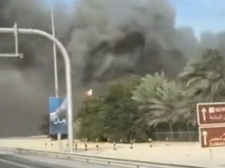 İran'ın yoğun saldırılarının ardından Bahreyn'den dumanlar yükseliyor