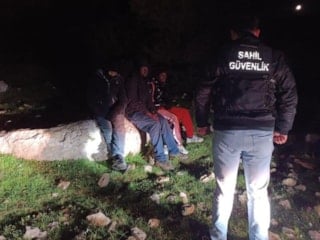 İHA’dan gece tespiti: İzmir'de 22 kaçak göçmen yakalandı