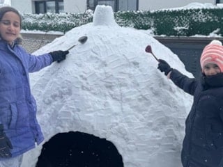 Kars'ta kar yağışının tadını yine çocuklar çıkardı