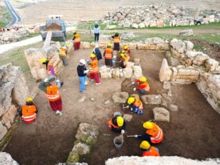 Zerzevan Kalesi’nde kadın eli: 3 bin yıllık tarihe kazma vuruyorlar