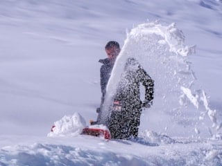 Erzurum'da kar yağışı bitti, çilesi bitmedi