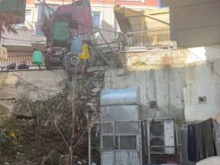 İstanbul'da hafriyat kamyonunun el frenini çekmeyi unuttu: Durdurmaya çalışırken aşağı düştü