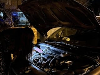Burdur'da uygulama noktasında arızalanan otomobilin yardımına genç kadın usta koştu