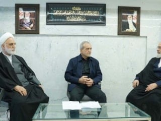 İran'ı yönetecek geçici konsey göreve başladı