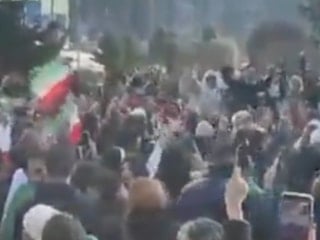 İstanbul’da yaşayan İranlılar, Hamaney’in ölümü sonrası tatlı dağıttı