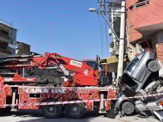 İzmir'de rampada kayan vinç, iki otomobili ezdi