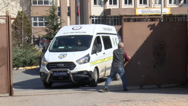 İstanbul'da Lisede Öğretmen Hayatını Kaybetti