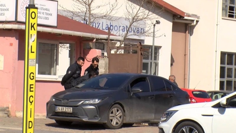 İstanbul'da Lisede Öğretmen Hayatını Kaybetti