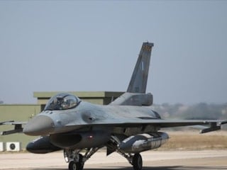 Yunan F-16'ları Güney Kıbrıs'a konuşlandı