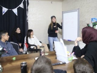 Siirt’te uluslararası konuşma kulübü: Gençler İngilizceyi yaşayarak öğreniyor