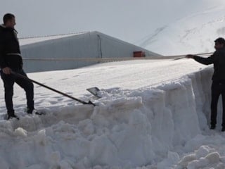 Bitlis’te çatılarda yoğun kar mesaisi