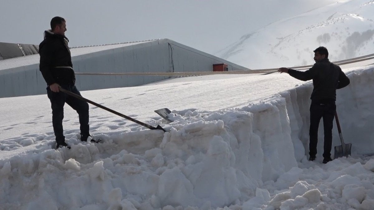 Bitlis’te çatılarda yoğun kar mesaisi