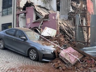 Beşiktaş’ta metruk bina park halindeki aracın üzerine çöktü