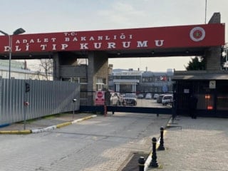 İstanbul'da okul saldırısında hayatını kaybeden öğretmenin cenazesi yakınlarına teslim edildi