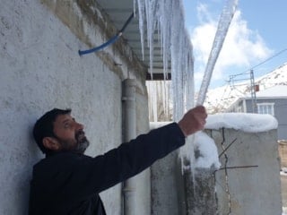 Van'da binalarda 3 metrelik buz sarkıtları oluştu