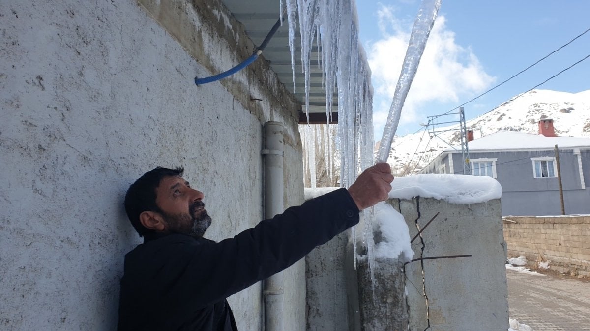 Van'da binalarda 3 metrelik buz sarkıtları oluştu