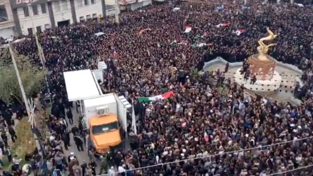 İran'da yas: ABD'nin okul saldırısında ölen kız öğrenciler defnediliyor