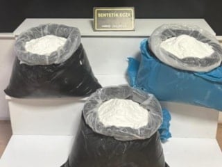 Balıkesir’de otomobilde 72 kilo uyuşturucu hap hammaddesi ele geçirildi