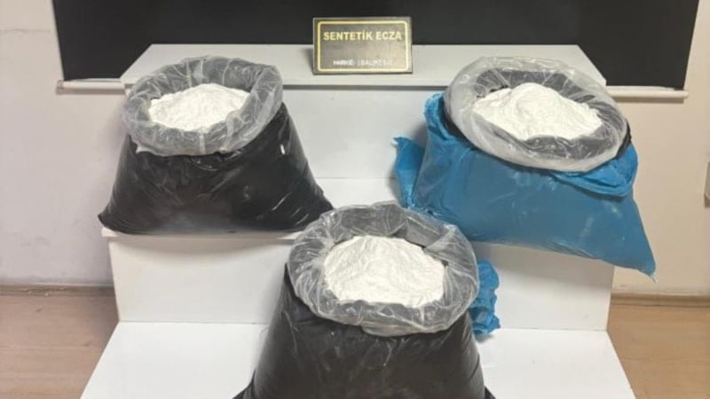 Balıkesir’de otomobilde 72 kilo uyuşturucu hap ham maddesi ele geçirildi