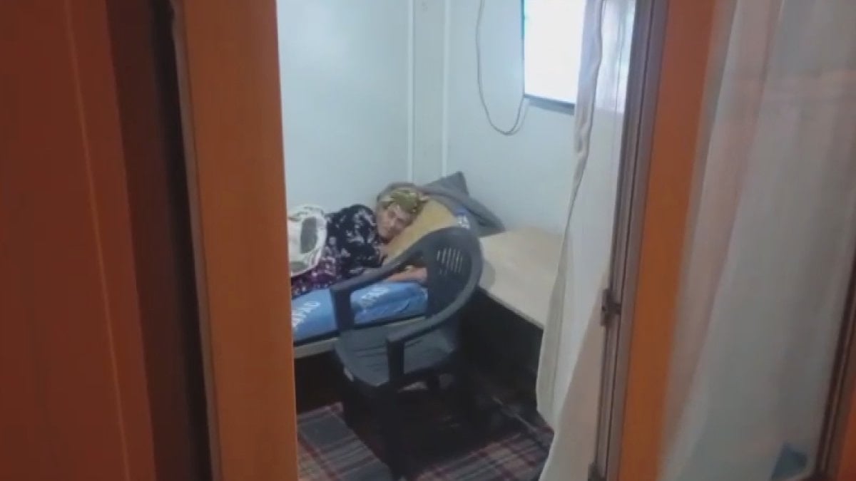 Hatay'da baygınlık geçiren 90 yaşındaki kadın, su isteyerek kurtuldu