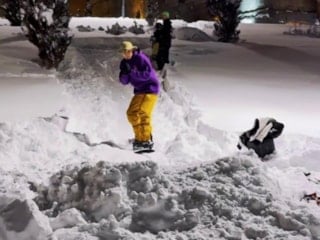 Erzurum Kalesi önünde gençlerden snowboard şovu