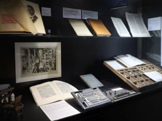 Ege Üniversitesi’nde dünyanın en küçük kitabı ve en hafif kâğıdı sergileniyor