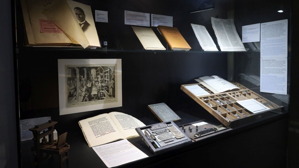 Ege Üniversitesi’nde dünyanın en küçük kitabı ve en hafif kâğıdı sergileniyor