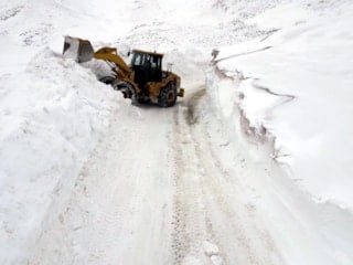 Erzurum'da kardan kapanan yolları açmak için çalışmalar sürüyor