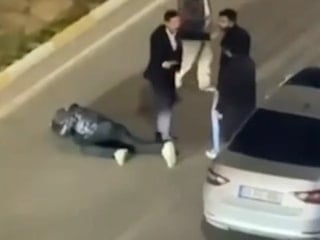 Şanlıurfa'da bir grup, sürücüyü arabadan indirip sopayla darbetti