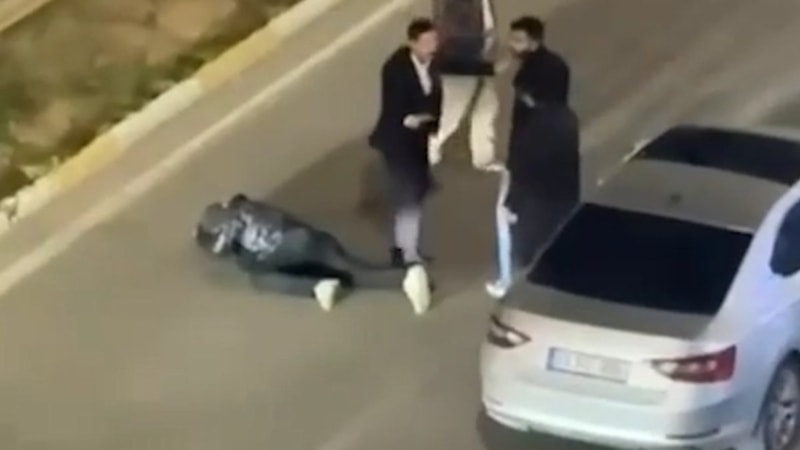 Şanlıurfa'da bir grup, sürücüyü arabadan indirip sopayla darbetti