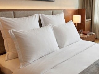 Otel yataklarındaki dört yastığın sırrı: Sadece dekorasyon değil