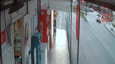 Hatay'da feci kaza: Kırmızı ışık ihlali yapan motosikletli, otomobille çarpıştı