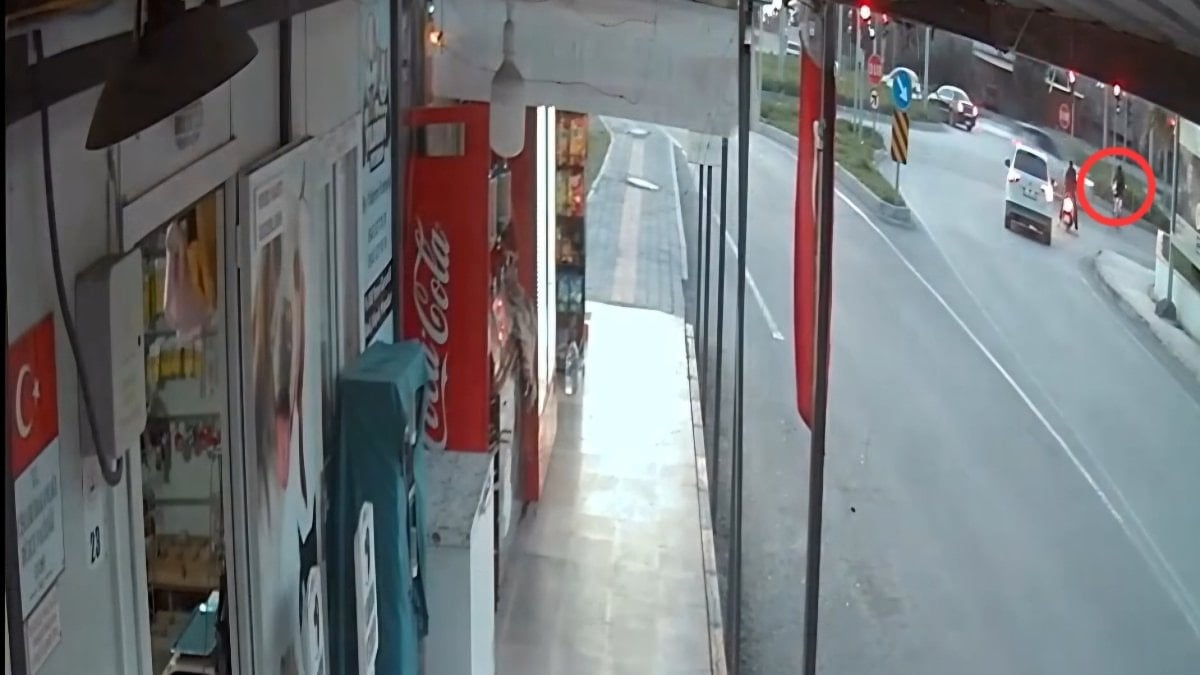 Hatay'da feci kaza: Kırmızı ışık ihlali yapan motosikletli, otomobille çarpıştı