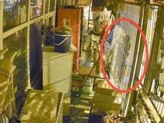 Osmaniye'de çalıntı araçla geldikleri marketten hırsızlık yaptılar: O anlar kamerada